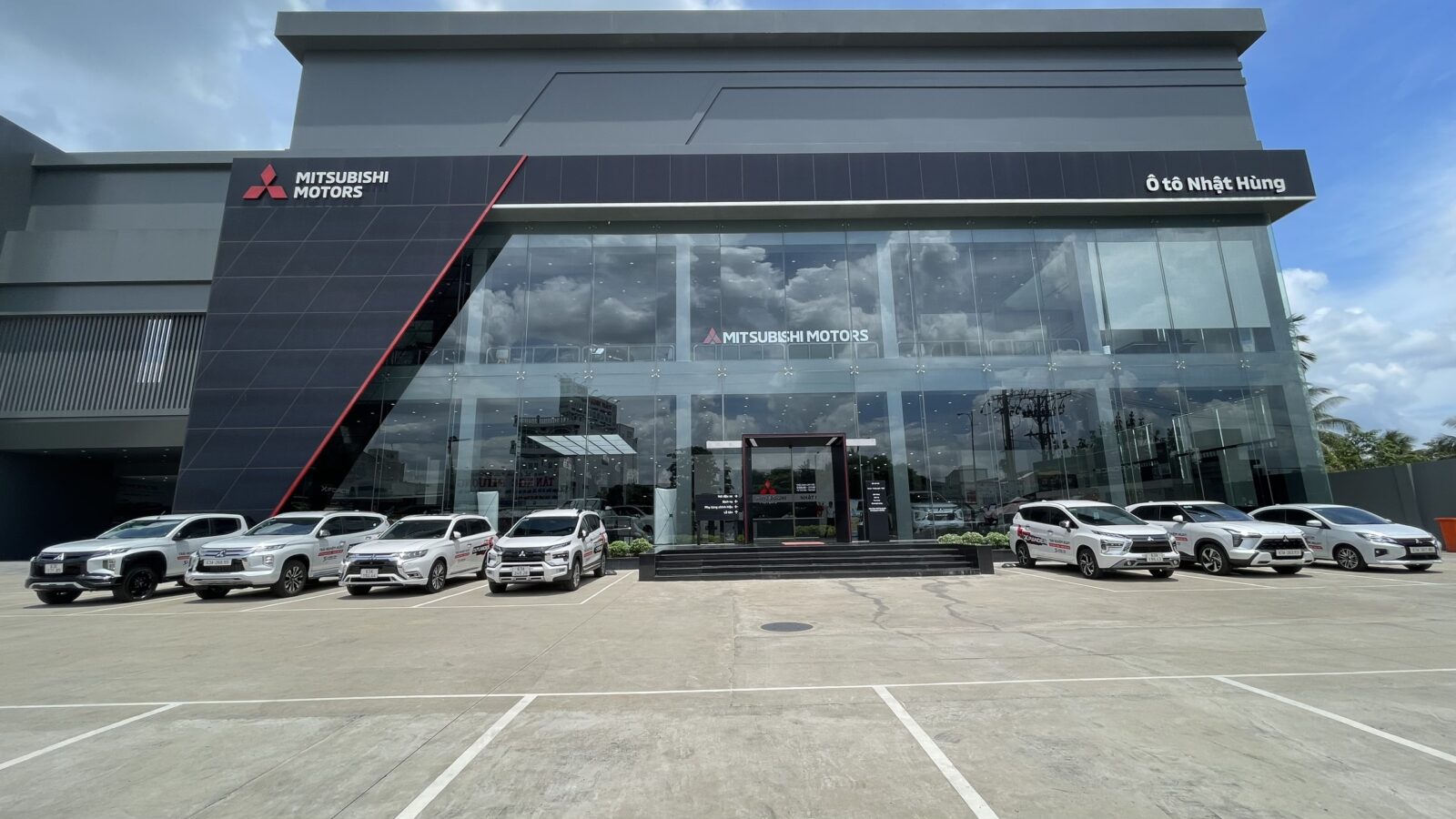 Dàn Xe Lái Thử Mitsubishi Motors - Ô Tô Nhật Hùng